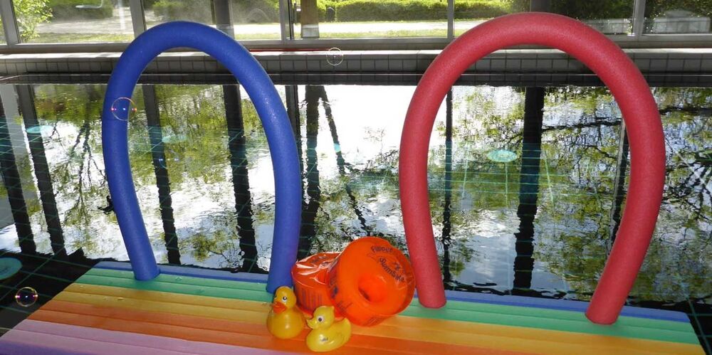 Buntes Wasserspielzeug für das Babyschwimmen