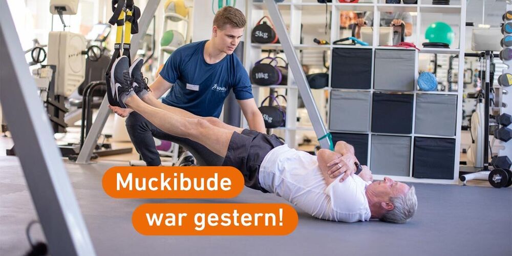 "Muckibude war gestern" - ein Bestager trainiert mit einem jungen Trainer am TRX.