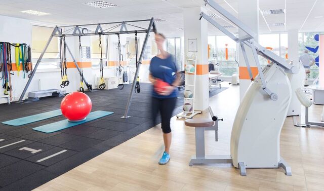 Eine große, offene und helle Trainingsfläche - verschwommen ist eine Person in der Bewegung zu sehen.