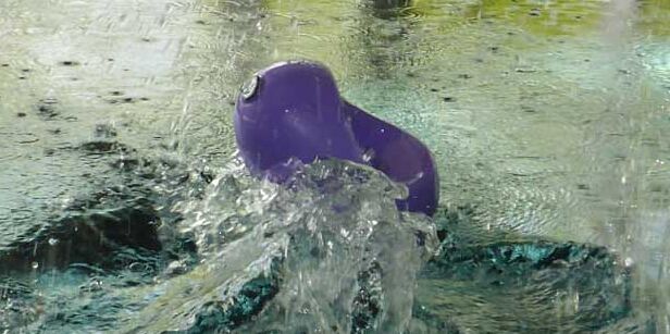 Eine Wasserboje fällt spritzend ins Wasser