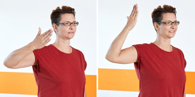 Ein vorher/nachher Bild zur Schulterbeweglichkeit: Die Patientin mit kurzen Haaren und einem roten T-Shirt hebt den angewinkelten Arm über Schulterhöhe. Auf dem linken Bild schafft sie einen ca. 15 Grad Winkel, auf dem rechten Bild ca. 35 Grad. 