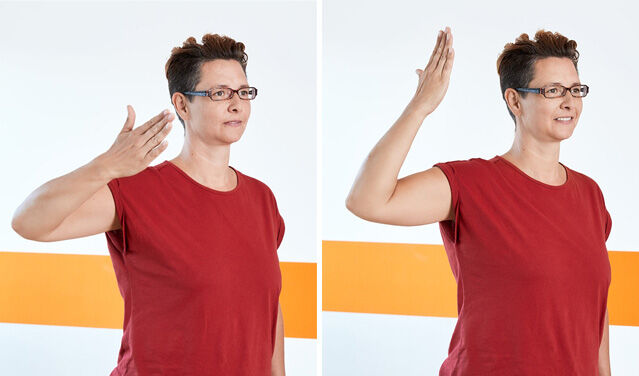 Ein vorher/nachher Bild zur Schulterbeweglichkeit: Die Patientin mit kurzen Haaren und einem roten T-Shirt hebt den angewinkelten Arm über Schulterhöhe. Auf dem linken Bild schafft sie einen ca. 15 Grad Winkel, auf dem rechten Bild ca. 35 Grad. 